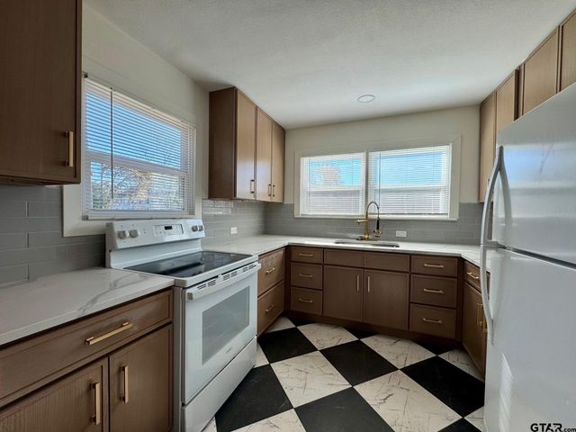 802&804 E Goliad Avenue, Crockett, TX 75835