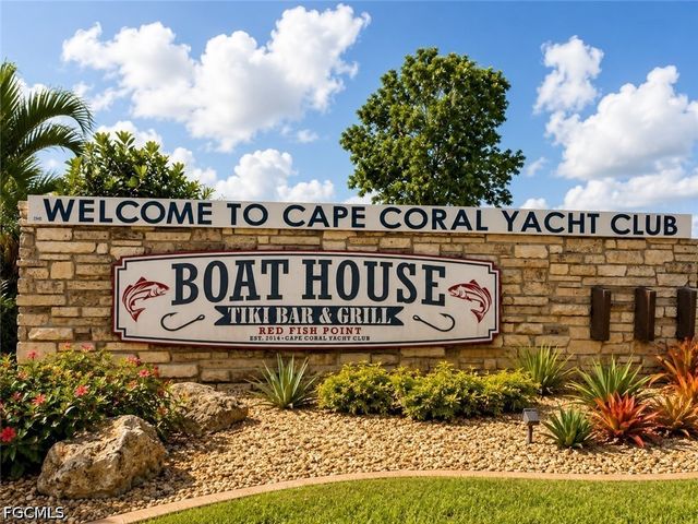 912 Dolphin DR, Cape Coral, FL 33904