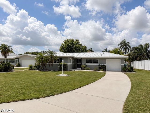 912 Dolphin DR, Cape Coral, FL 33904
