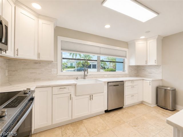 912 Dolphin DR, Cape Coral, FL 33904