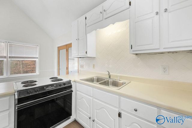 5615 Cherrywood Drive, Guntersville, AL 35976