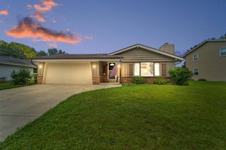 1215 River Park CIRCLE W, Mukwonago, WI 53149