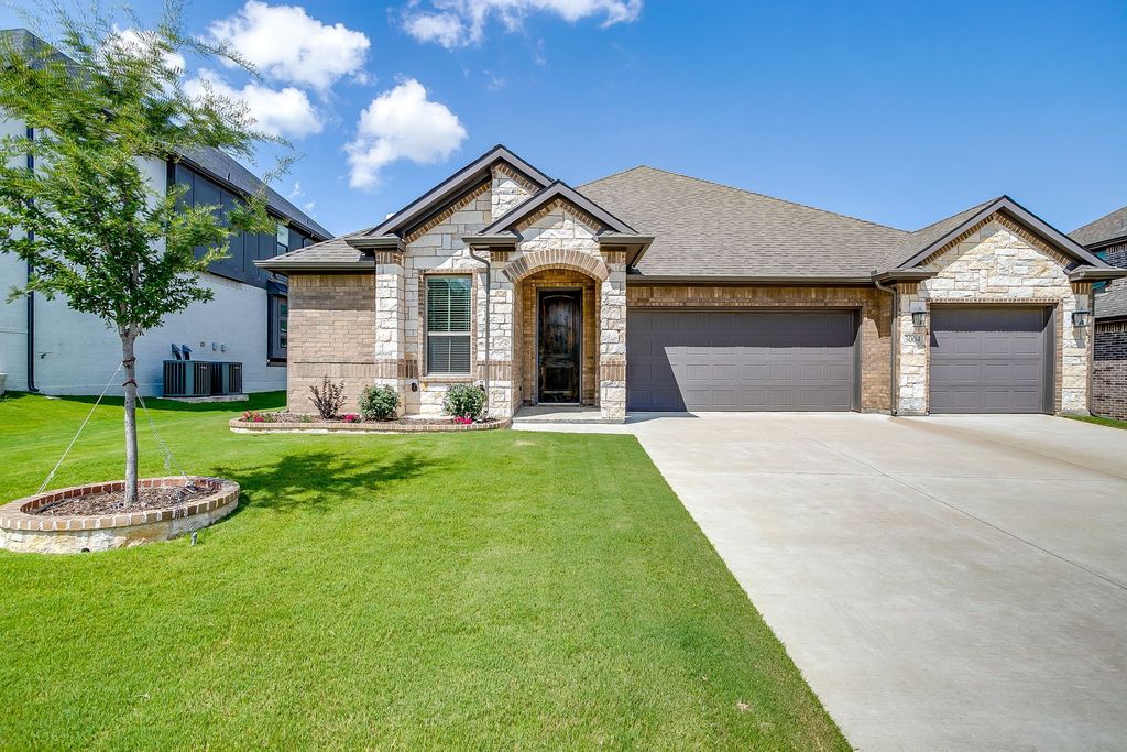 3004 Nob Hill Drive, Burleson, TX 76028