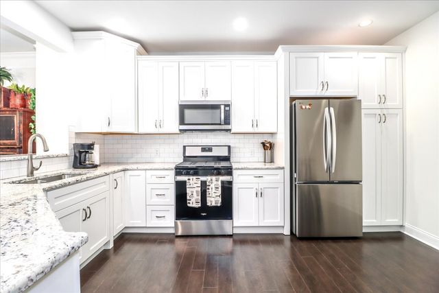 433 Brookside Court 433, Newtown, CT 06470