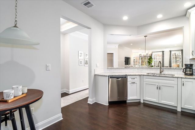 433 Brookside Court 433, Newtown, CT 06470