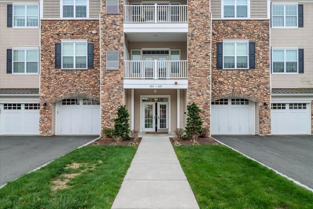 433 Brookside Court 433, Newtown, CT 06470