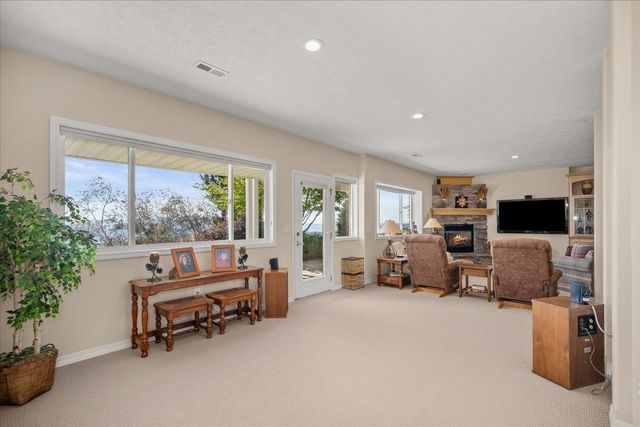 8816 E Woodland Park Dr, Spokane, WA 99217