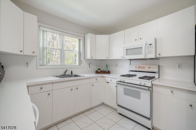 37 Berkeley Sq 37, Watchung Boro, NJ 07922