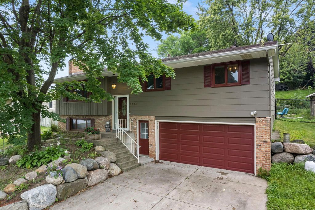 1424 18th Avenue NW, New Brighton, MN 55112