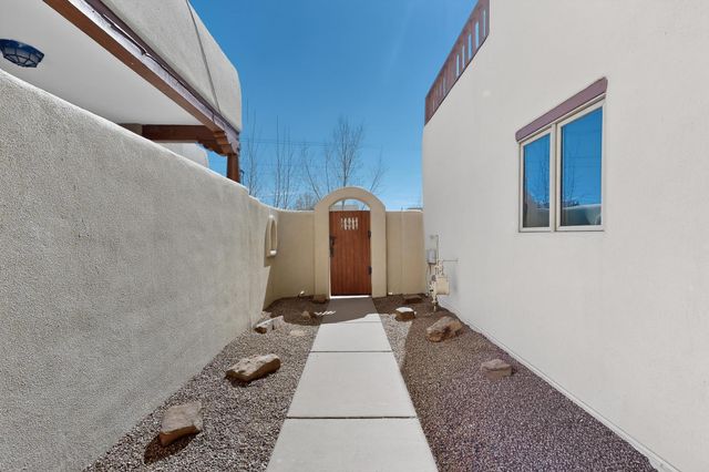 3153 La Paz Lane, Santa Fe, NM 87507