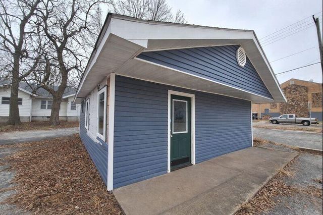 944 W Division Street, Springfield, MO 65803