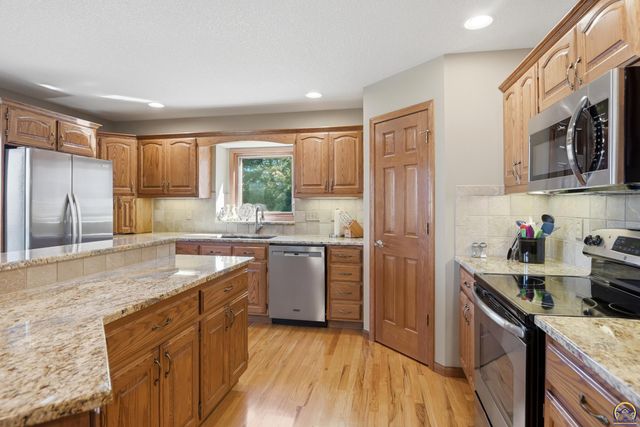 7848 SW Hiawatha DR, Topeka, KS 66615