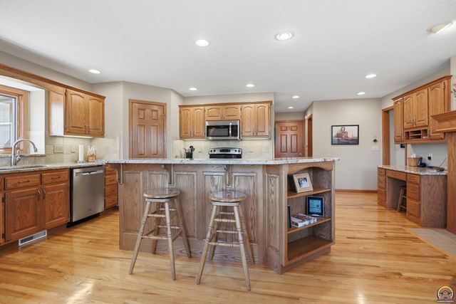 7848 SW Hiawatha DR, Topeka, KS 66615