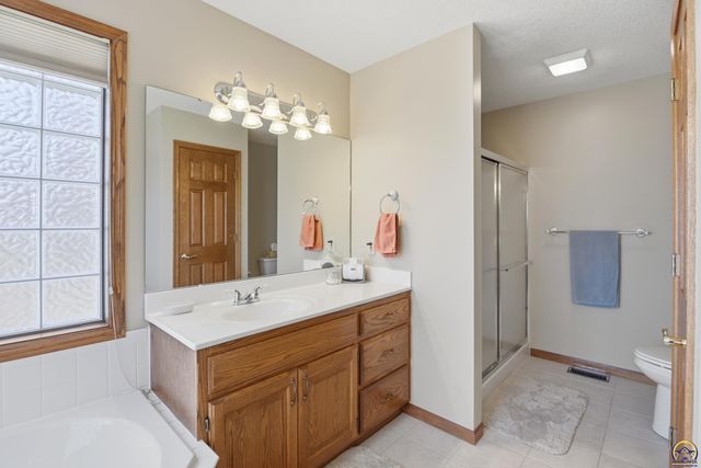 7848 SW Hiawatha DR, Topeka, KS 66615