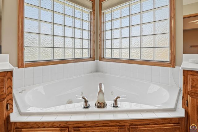 7848 SW Hiawatha DR, Topeka, KS 66615