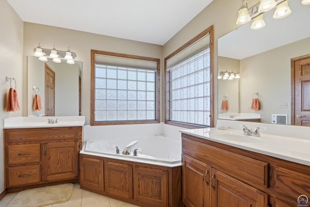 7848 SW Hiawatha DR, Topeka, KS 66615