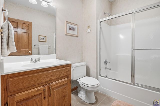 7848 SW Hiawatha DR, Topeka, KS 66615