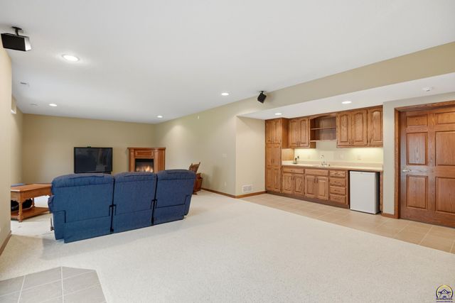 7848 SW Hiawatha DR, Topeka, KS 66615