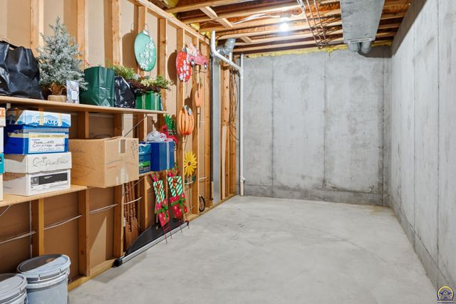 7848 SW Hiawatha DR, Topeka, KS 66615