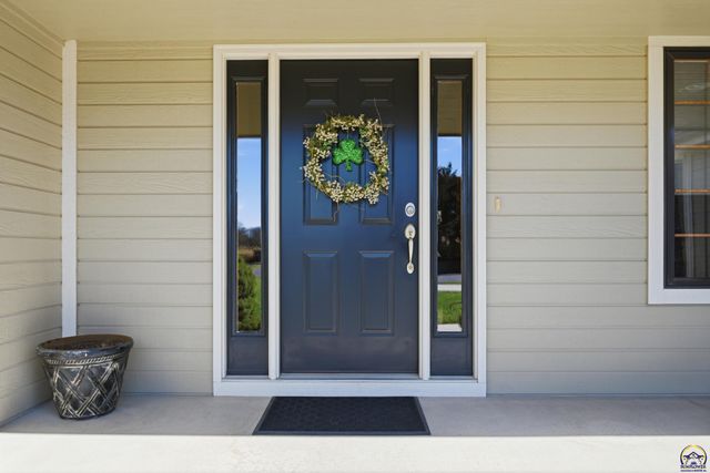 7848 SW Hiawatha DR, Topeka, KS 66615