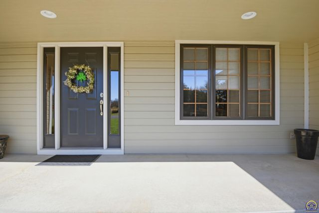 7848 SW Hiawatha DR, Topeka, KS 66615