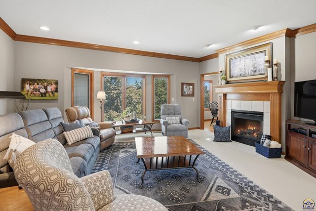 7848 SW Hiawatha DR, Topeka, KS 66615