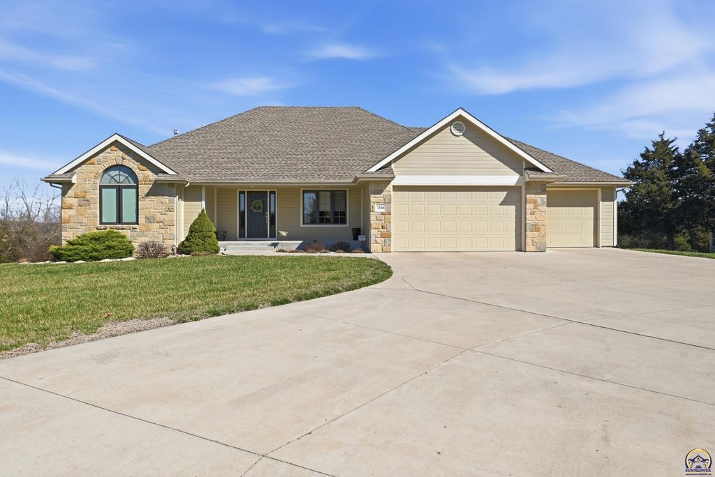 7848 SW Hiawatha DR, Topeka, KS 66615