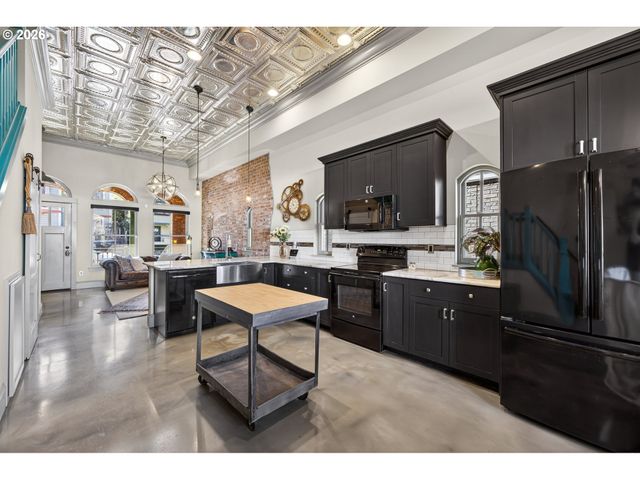 121 Sw GIBBS St, Portland, OR 97239