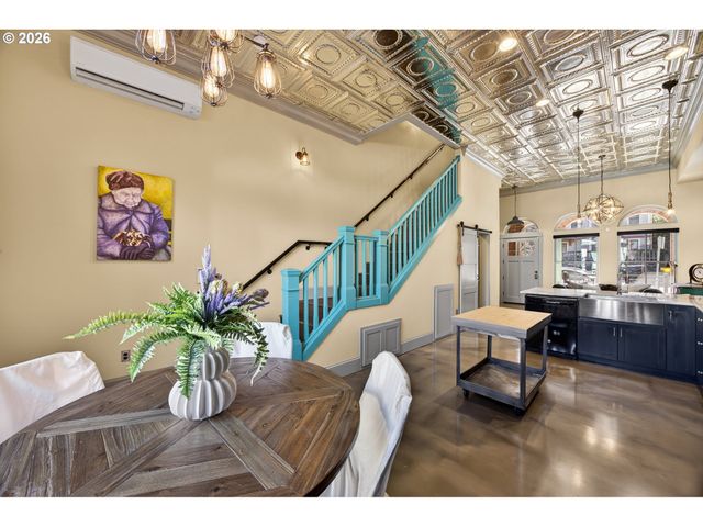 121 Sw GIBBS St, Portland, OR 97239