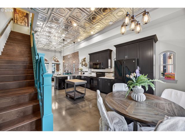 121 Sw GIBBS St, Portland, OR 97239