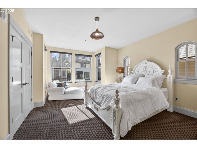 121 Sw GIBBS St, Portland, OR 97239