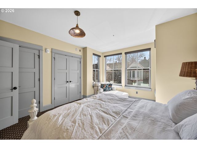 121 Sw GIBBS St, Portland, OR 97239