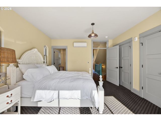 121 Sw GIBBS St, Portland, OR 97239