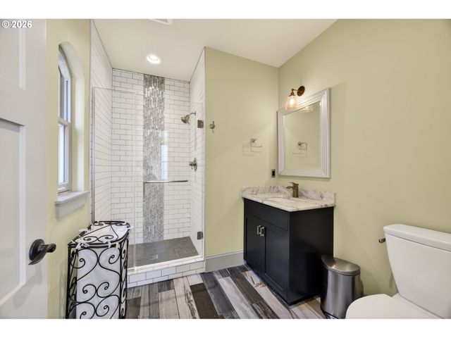 121 Sw GIBBS St, Portland, OR 97239