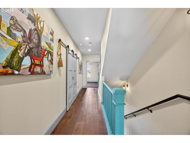 121 Sw GIBBS St, Portland, OR 97239