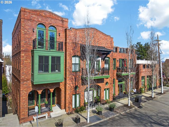 121 Sw GIBBS St, Portland, OR 97239