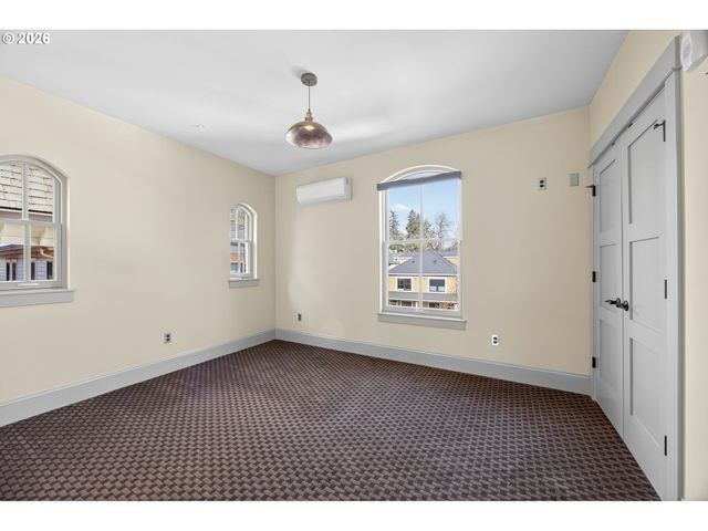 121 Sw GIBBS St, Portland, OR 97239