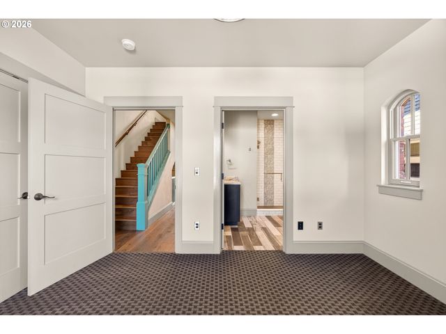 121 Sw GIBBS St, Portland, OR 97239