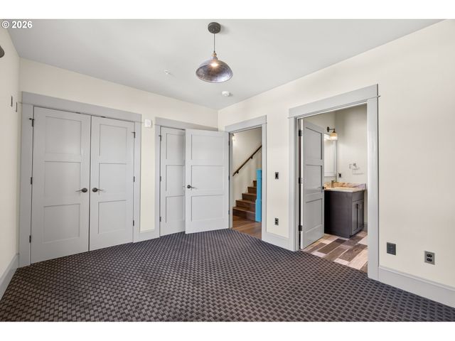 121 Sw GIBBS St, Portland, OR 97239