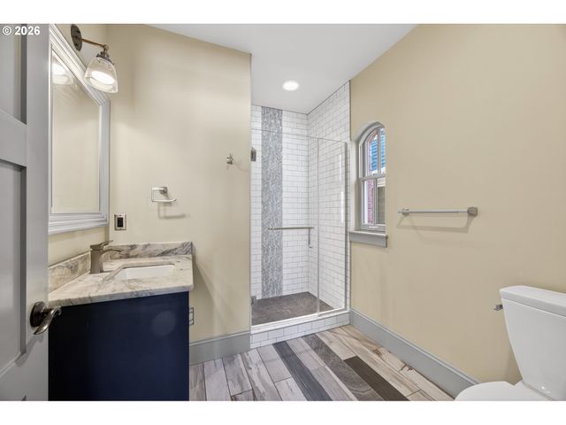 121 Sw GIBBS St, Portland, OR 97239