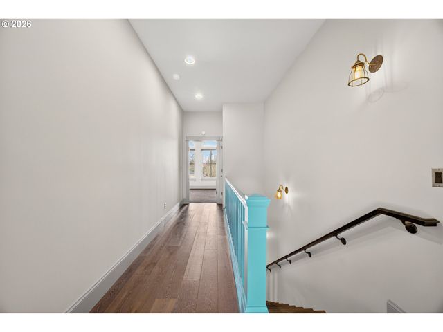 121 Sw GIBBS St, Portland, OR 97239