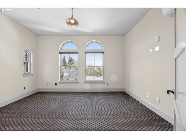 121 Sw GIBBS St, Portland, OR 97239