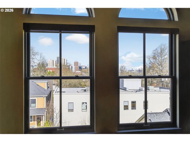 121 Sw GIBBS St, Portland, OR 97239