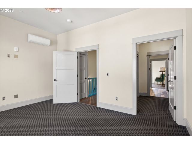 121 Sw GIBBS St, Portland, OR 97239