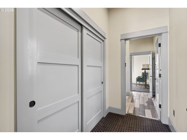 121 Sw GIBBS St, Portland, OR 97239