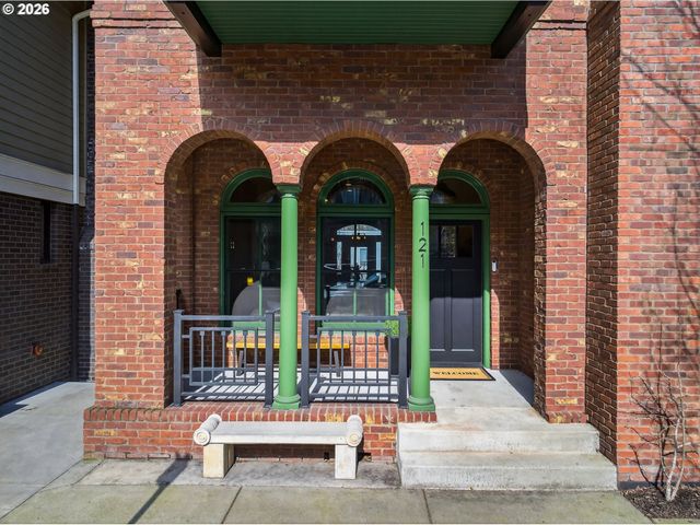 121 Sw GIBBS St, Portland, OR 97239