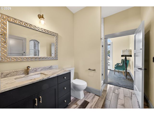 121 Sw GIBBS St, Portland, OR 97239