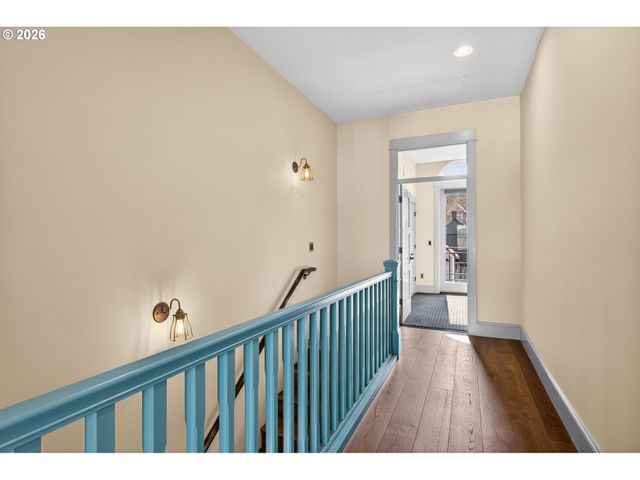 121 Sw GIBBS St, Portland, OR 97239