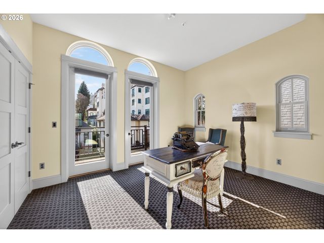 121 Sw GIBBS St, Portland, OR 97239