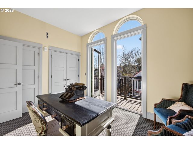 121 Sw GIBBS St, Portland, OR 97239